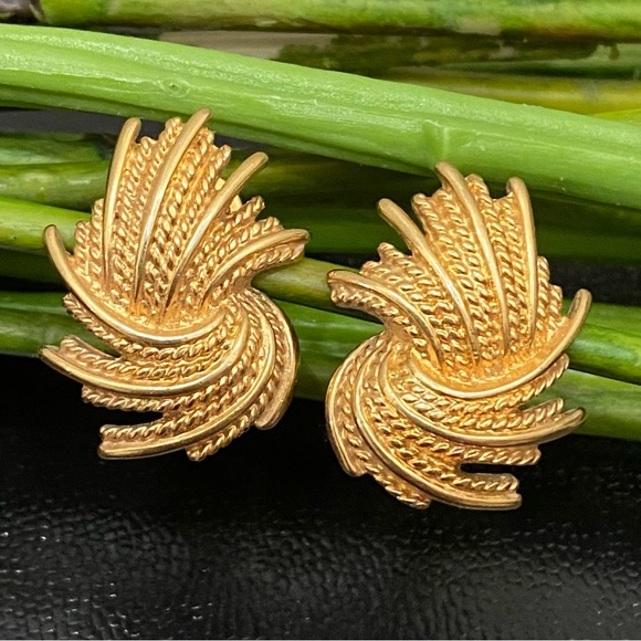 Vintage MONET Signed Gold-tone Wheat Spray Rope Feather Clip On Earrings - Picture 1 of 14